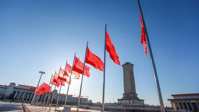李小冉47岁低胸纱裙秀傲人身材，性感魅力不减当年